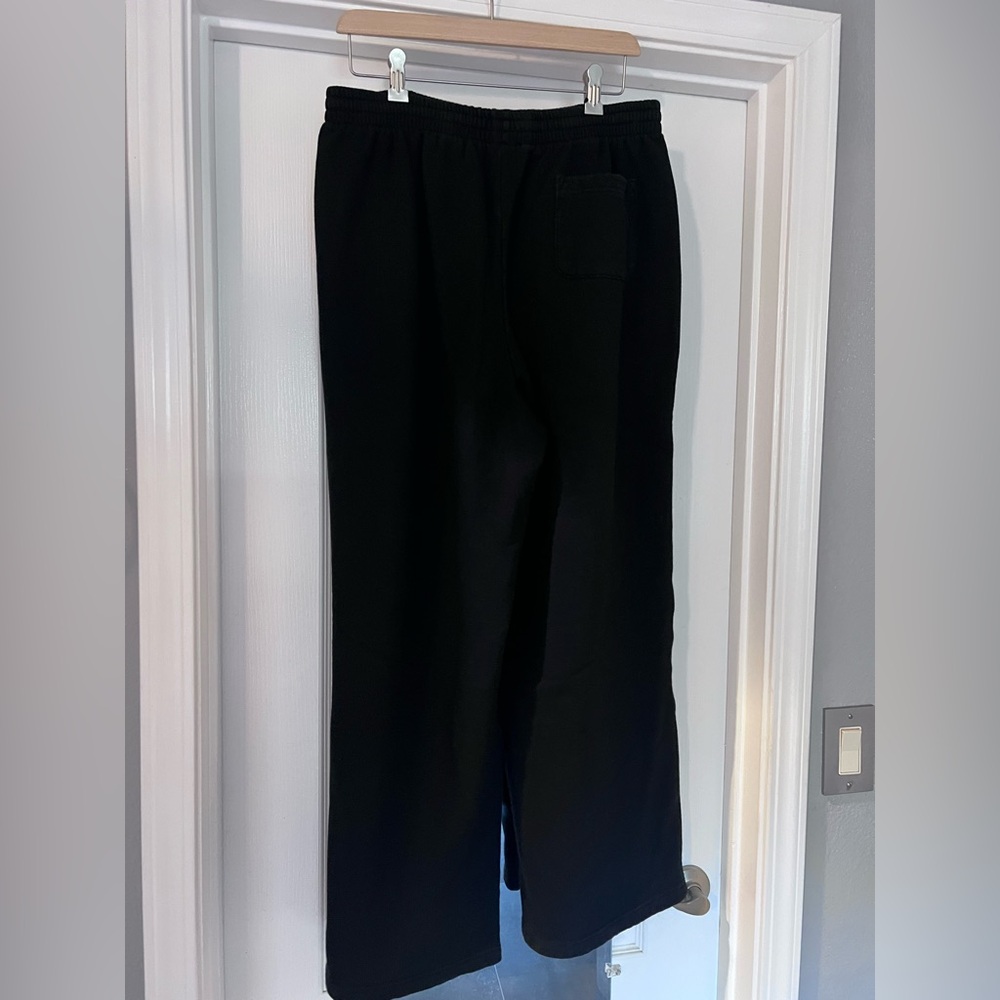 Pink sweat pants!
Size L women
Straight leg 100% cotton